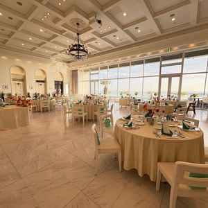 披露宴会場、海が一望できる