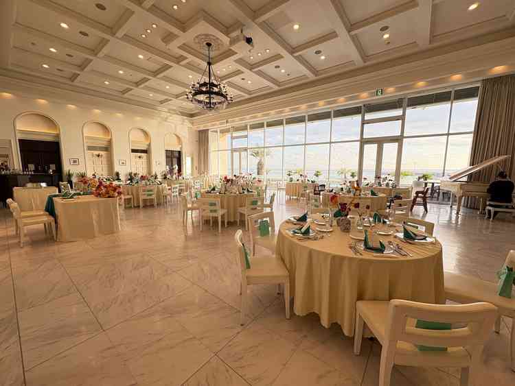 披露宴会場、海が一望できる