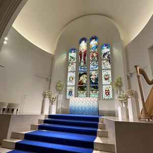 ドレス映えするブルーのバージンロードが素敵で、調光可能で天候に左右されない点が好印象でした。