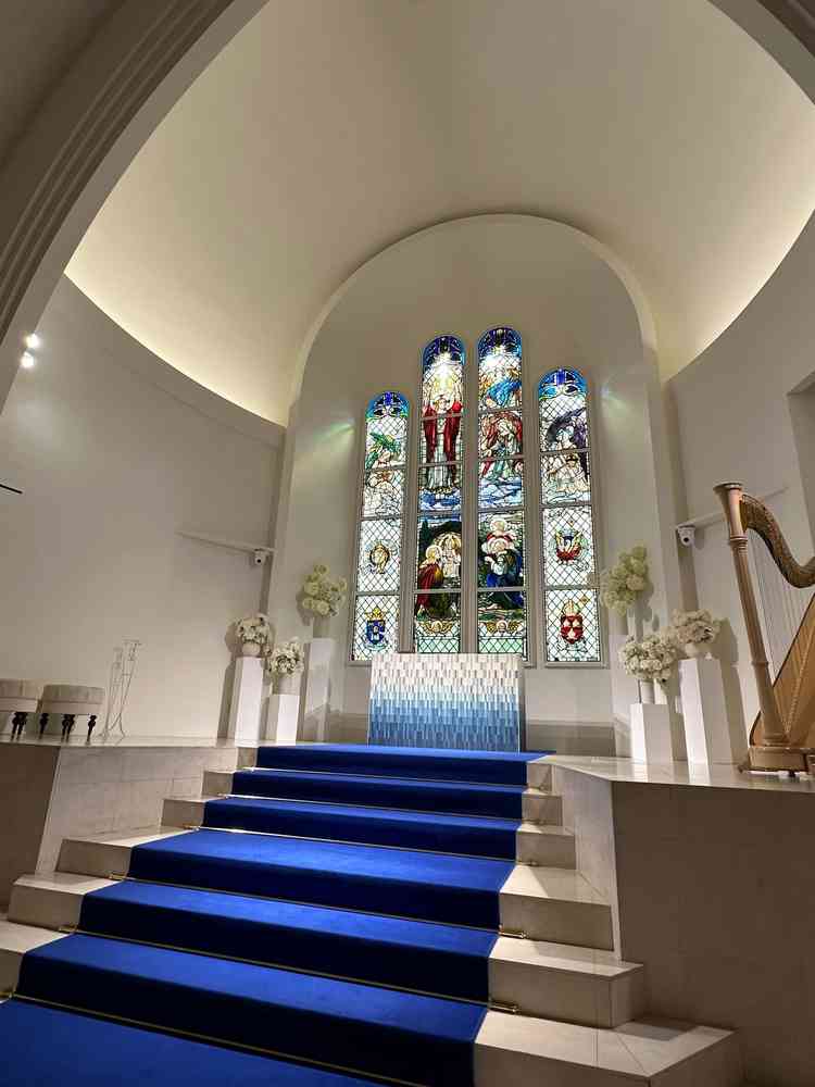 ドレス映えするブルーのバージンロードが素敵で、調光可能で天候に左右されない点が好印象でした。