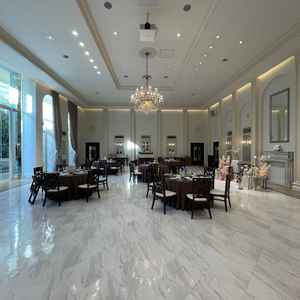 披露宴会場です。会場は綺麗ですが、広い会場なので参列者の人数が少ないと殺風景に見えるかもしれません。