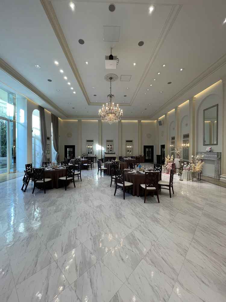 披露宴会場です。会場は綺麗ですが、広い会場なので参列者の人数が少ないと殺風景に見えるかもしれません。