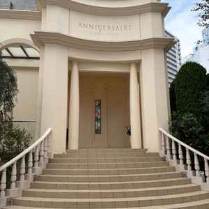 新郎新婦とゲストが挙式後にお祝いしたり写真を撮ったりする階段