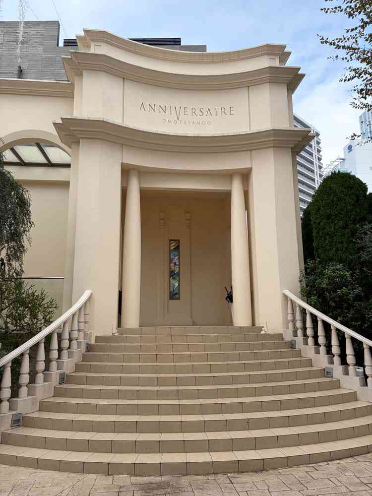 新郎新婦とゲストが挙式後にお祝いしたり写真を撮ったりする階段