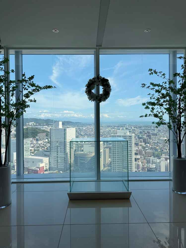 スカイチャペル。椅子が全て透明なのと、窓から静岡の街中と海が一望できて、圧巻されました。