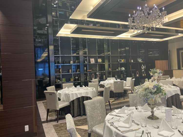 2階を使用する場合の披露宴会場。珍しく黒を基調としており大人っぽい印象。