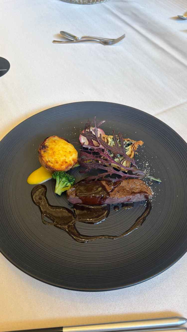 コース料理です。どれもとても美味しく見た目もおしゃれです。今まで参列した式場よりもとても美味しいです