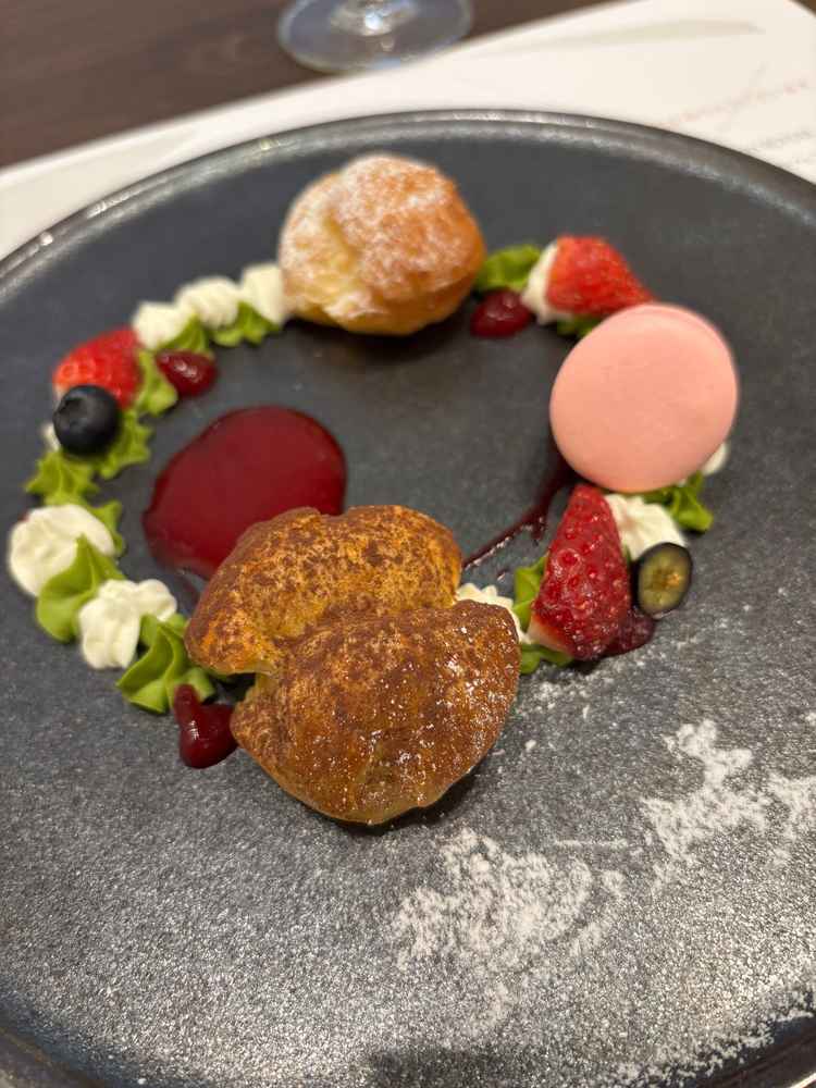 ミニマカロンとミニシュークリームのクリスマスモチーフのデザートをいただきました。