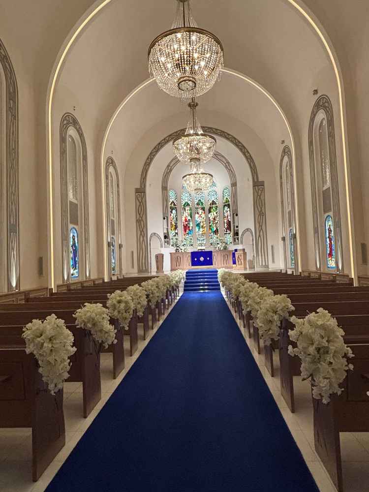 テラス:チャペル。青いカーペットが素敵でした。挙式にまつわる様々な情報も教えていただき良かったです