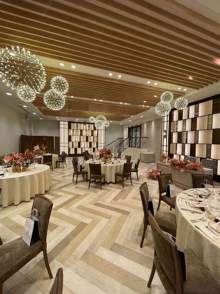 披露宴会場です。照明がとても綺麗で全て会場様がデザインされているとのことでした。階段もありお洒落です