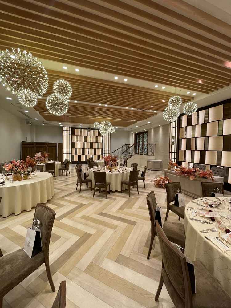 披露宴会場です。照明がとても綺麗で全て会場様がデザインされているとのことでした。階段もありお洒落です