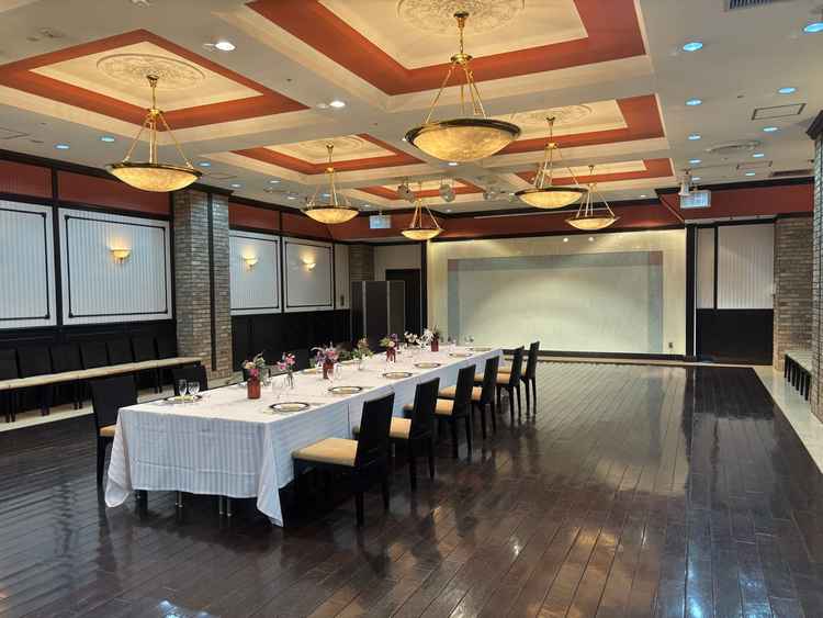 第一候補の披露宴会場です。コンパクトでありながらも様々なテーブル配置ができるようです。