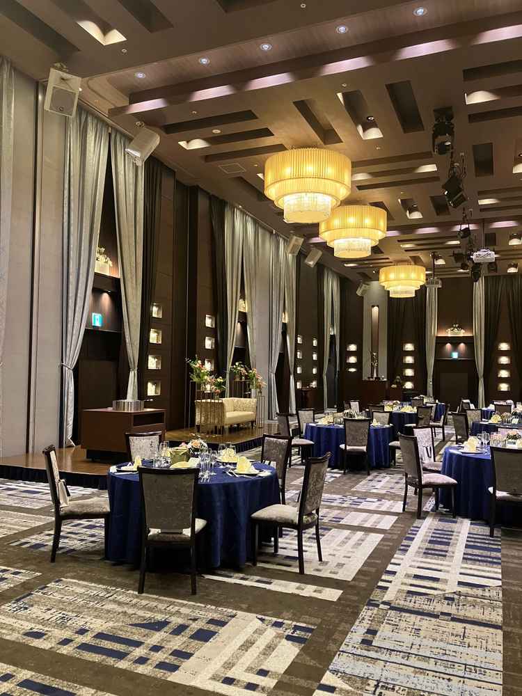 60人程度のゲストでも十分に広いスペースが確保できる会場で、スクリーンや照明も大人な印象でした。