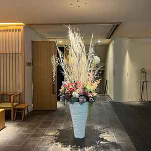 一階のロビーに飾られている花です。式場に入って、はじめに目につくスペースです。