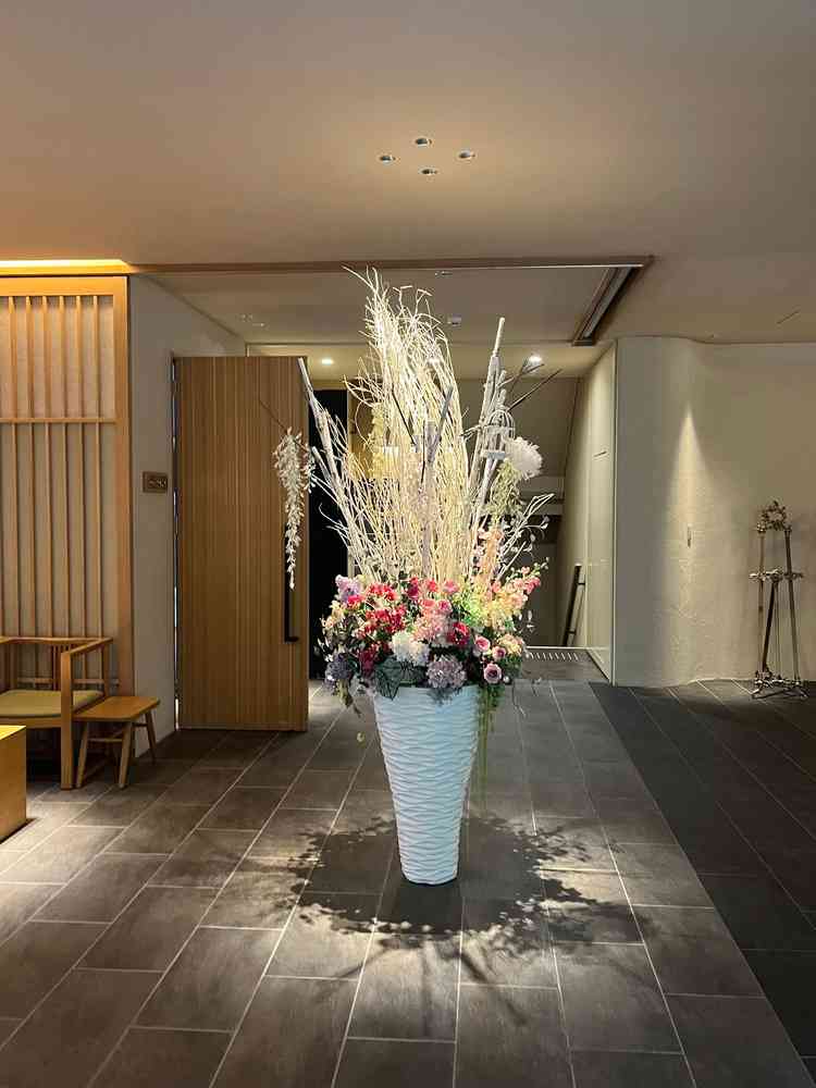 一階のロビーに飾られている花です。式場に入って、はじめに目につくスペースです。