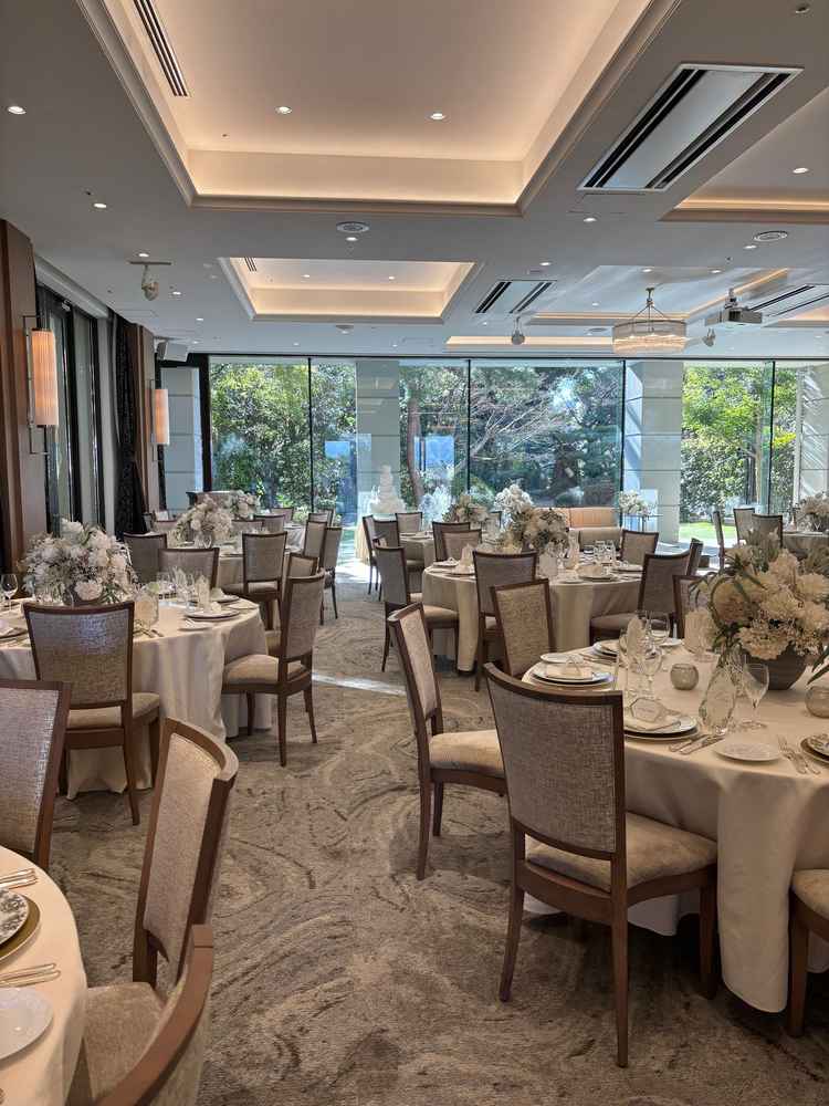 中くらいの披露宴会場。70人だとかなりゆとりがあると思う。窓が大きく、とても明るく感じた。