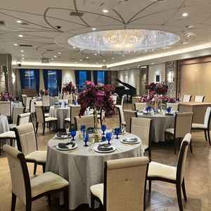 クリスタルの豪華なシャンデリアと、落ち着いたテーブル装花がエレガントな雰囲気を出していました