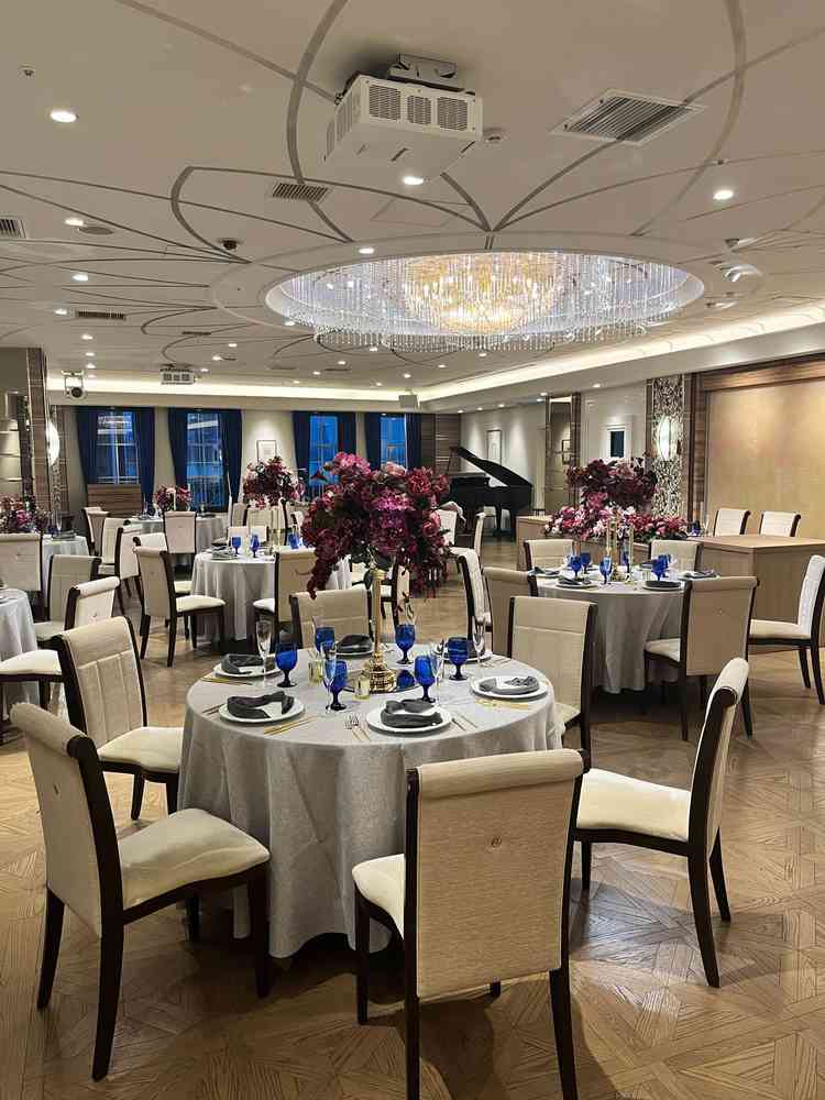 クリスタルの豪華なシャンデリアと、落ち着いたテーブル装花がエレガントな雰囲気を出していました