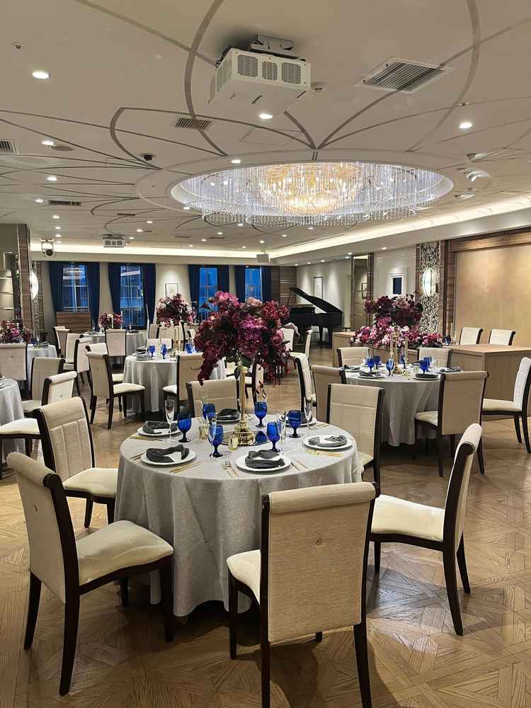 クリスタルの豪華なシャンデリアと、落ち着いたテーブル装花がエレガントな雰囲気を出していました