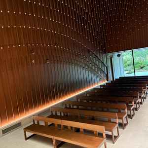 ステージからまた様子。庭がみえて緑ある景色が綺麗です。