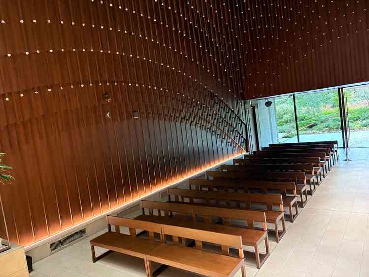 ステージからまた様子。庭がみえて緑ある景色が綺麗です。