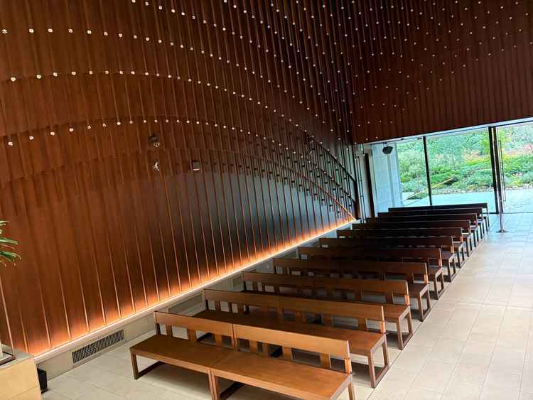 ステージからまた様子。庭がみえて緑ある景色が綺麗です。