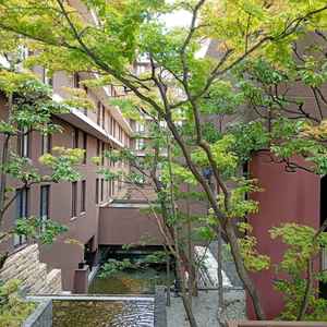 玄関横には堀川の川の庭があり、モミジが植えられていて秋には紅葉するので写真をとるのに良さそうです