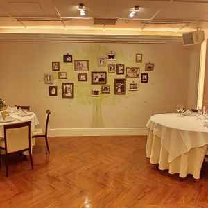 披露宴会場の壁に、新郎新婦の写真が飾れるお洒落な写真スポットがありました♪