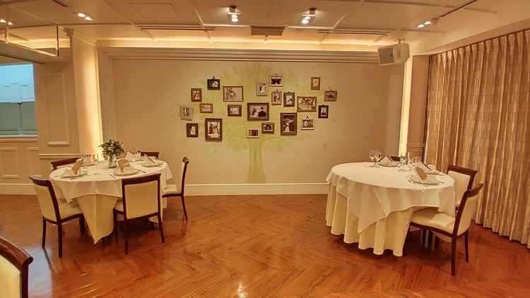 披露宴会場の壁に、新郎新婦の写真が飾れるお洒落な写真スポットがありました♪