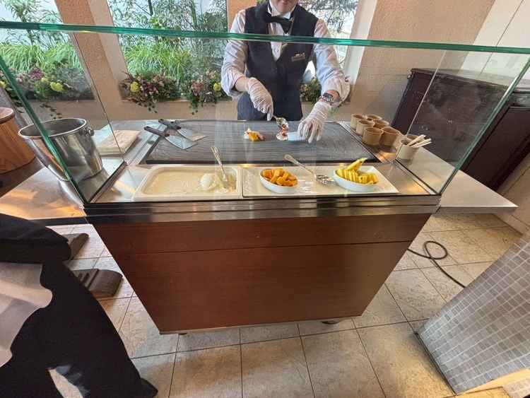 デザートビュッフェのプランにライブ演出のアイス作りがあり楽しそう