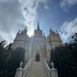 大迫力なチャペルの外観写真。お城のようで素敵です。階段も豪華でした。