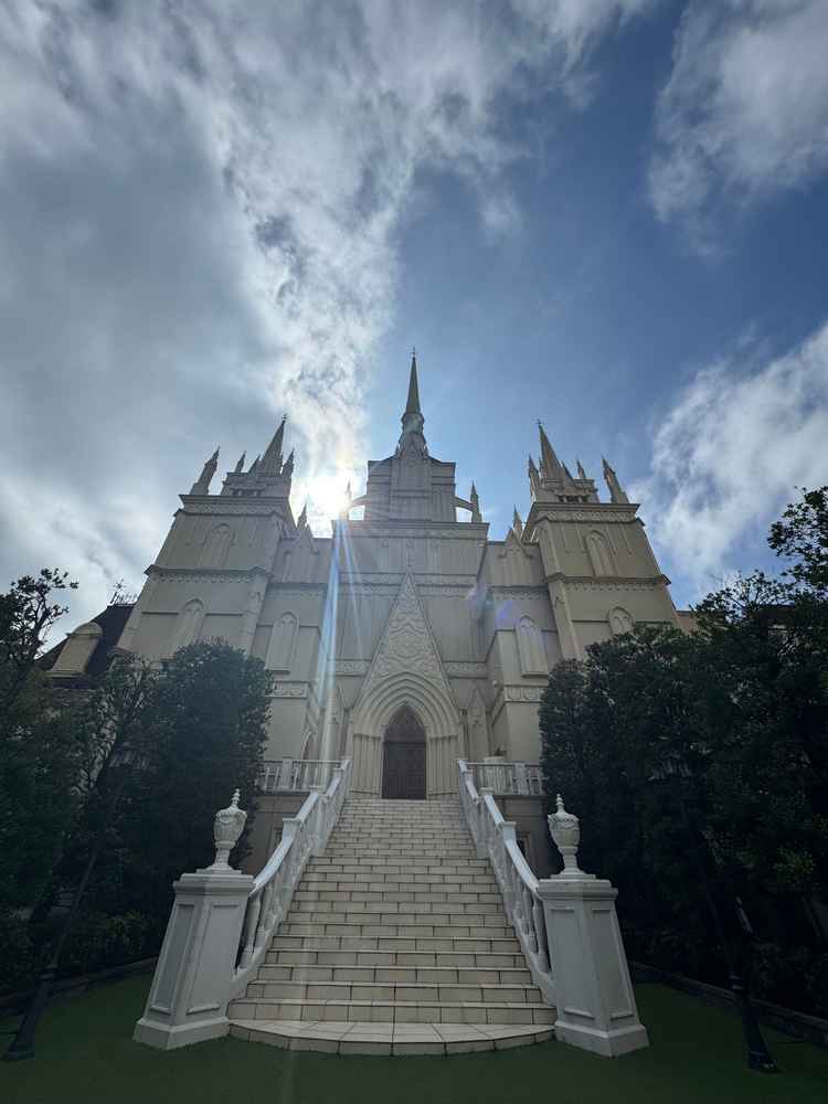 大迫力なチャペルの外観写真。お城のようで素敵です。階段も豪華でした。