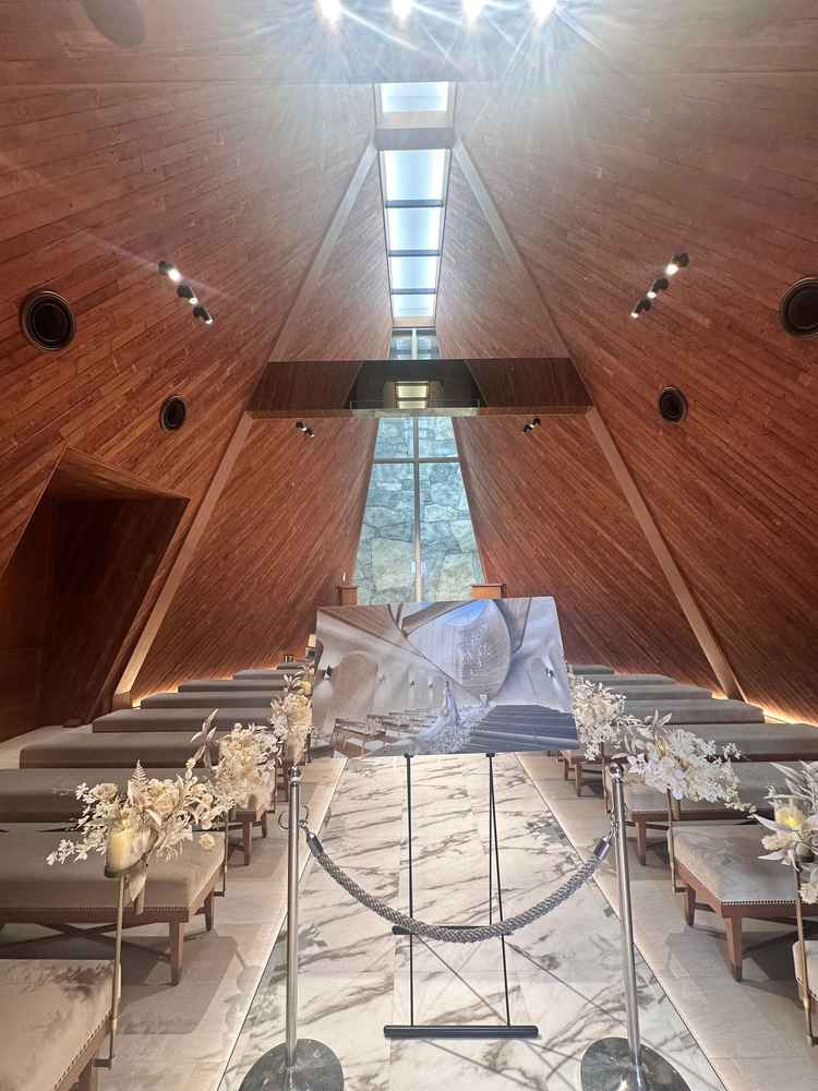 写真通り素敵なチャペルでした。リニューアルオープン後のチャペルも明るく広くなるとのことで気になります