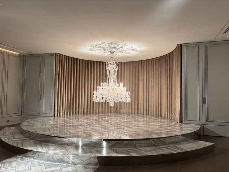 バカラのシャンデリアが飾られているチャペルです。