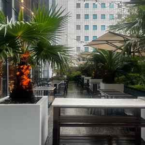 テラス。人前式後の待ち時間など自由にゲストが利用できる雰囲気がとても良かった。