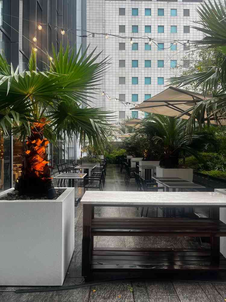 テラス。人前式後の待ち時間など自由にゲストが利用できる雰囲気がとても良かった。