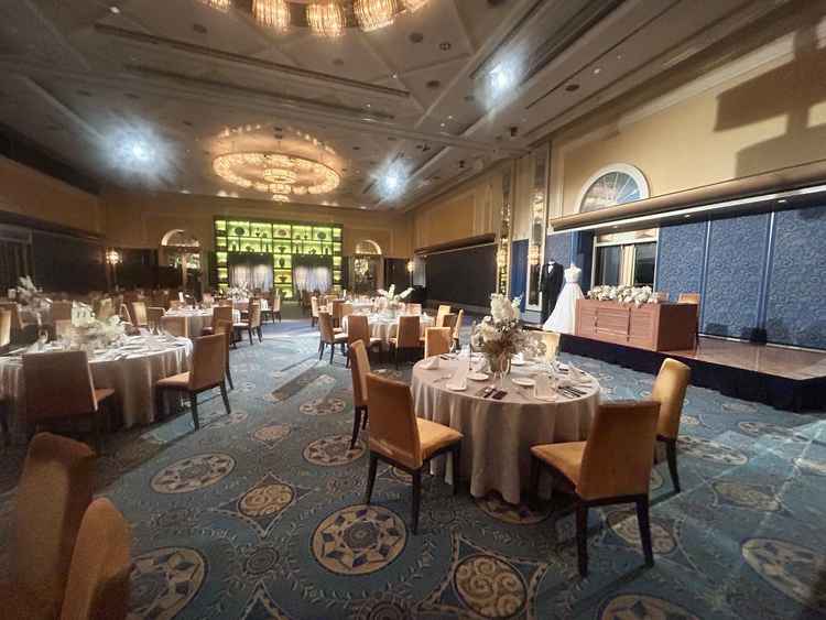 100人以上招待できる広い会場でした。青を基調とした絨毯で綺麗で高貴なデザインでした。