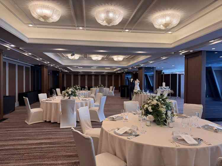 高級感があり、お花やテーブルクロスの色を変えるとまた印象が変わるのも楽しめると思った。