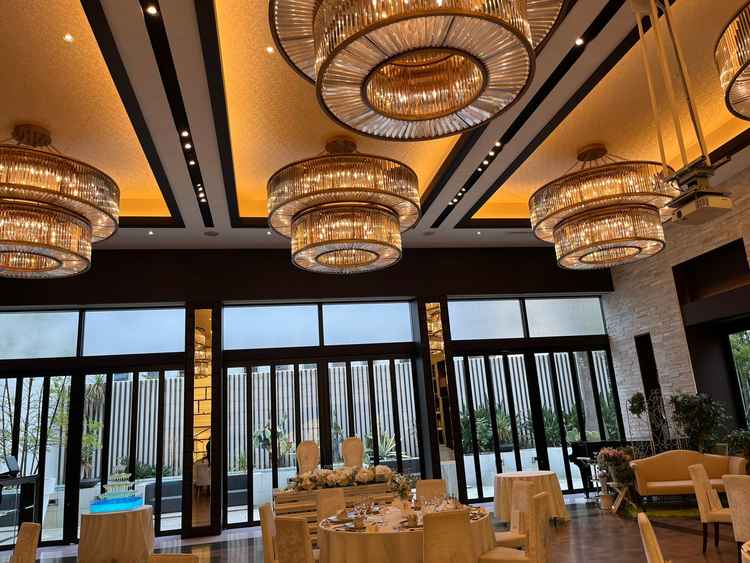 食事をする会場。洋な雰囲気で落ち着いた感じが良かった