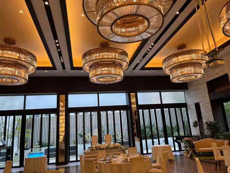 食事をする会場。洋な雰囲気で落ち着いた感じが良かった