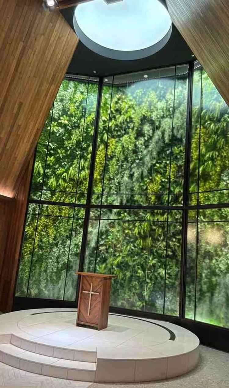 チャペルの写真です。参列席から見ると後ろに緑が映えておりウエディングドレスが映えるアングルです。