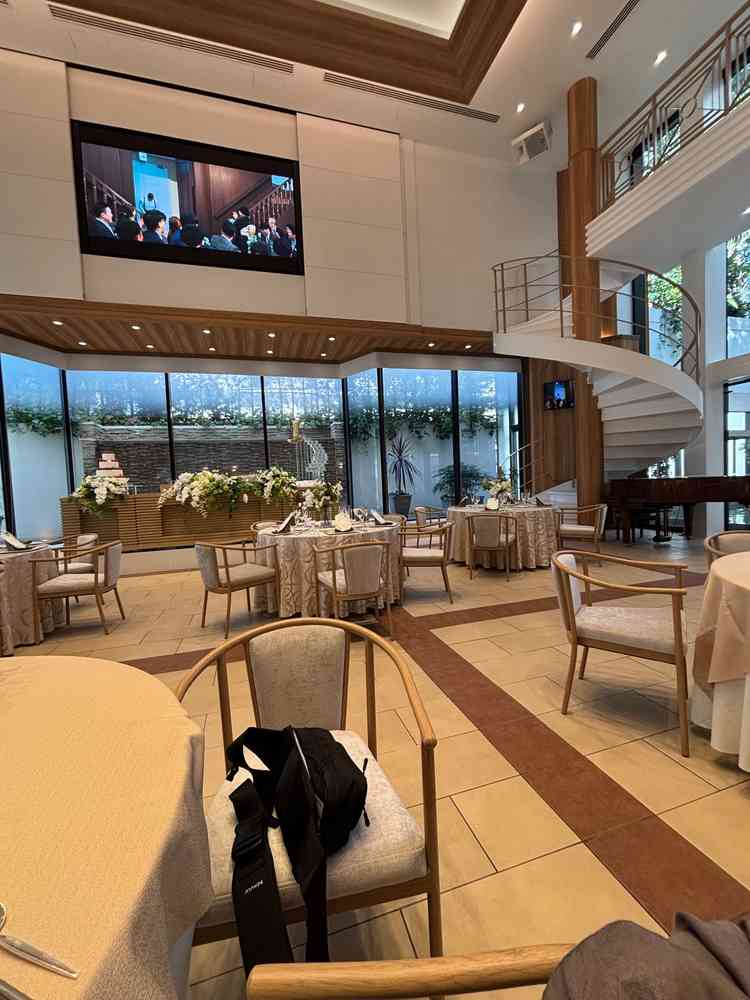 披露宴会場は4ヶ所から選べて、どの会場も背景に景色があり綺麗だった。特にここの螺旋階段が素敵でした。