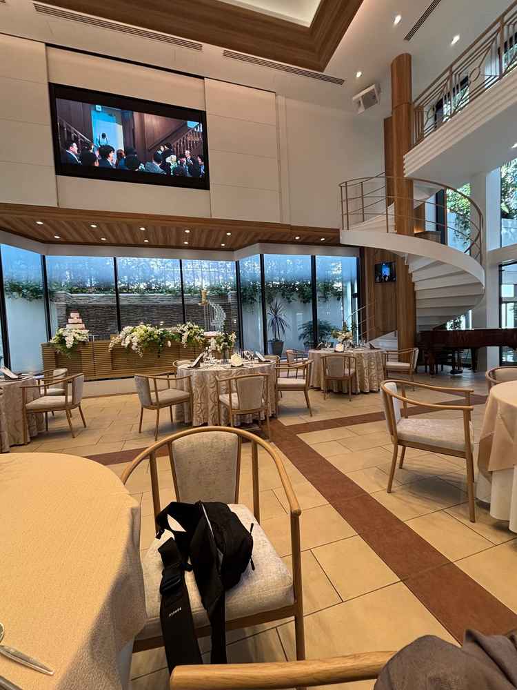 披露宴会場は4ヶ所から選べて、どの会場も背景に景色があり綺麗だった。特にここの螺旋階段が素敵でした。