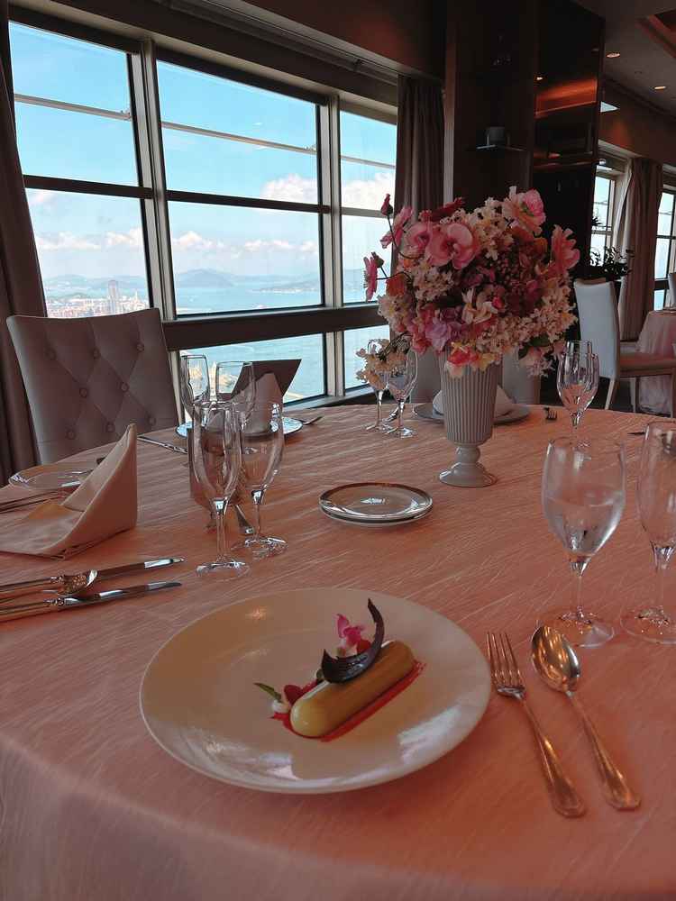 好みが分かれるピスタチオムースのデザートで、当日はもう少し盛り付けが素敵だと嬉しく感じた。