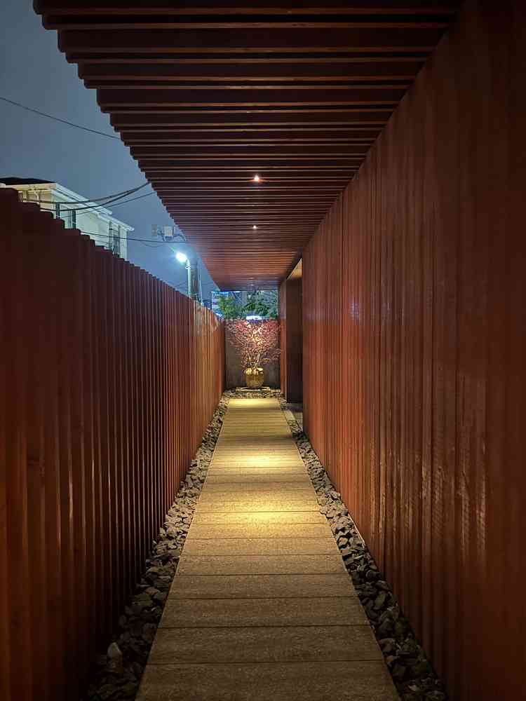 建物に入る前の通路