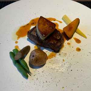 メインの肉料理です。どのコースでも牛フィレ肉が入っているのが良かったです。味も美味しかったです。