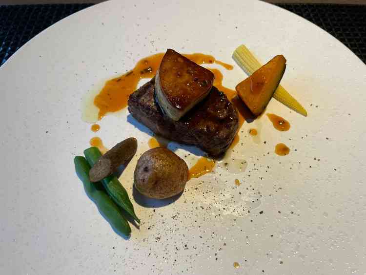 メインの肉料理です。どのコースでも牛フィレ肉が入っているのが良かったです。味も美味しかったです。