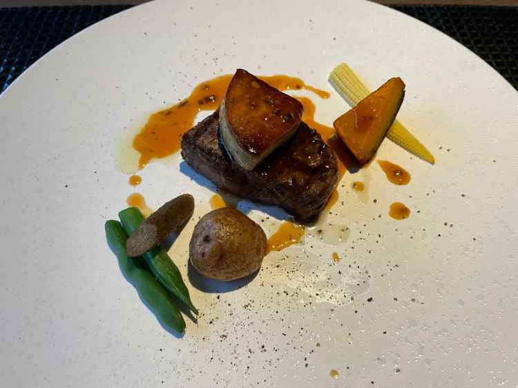 メインの肉料理です。どのコースでも牛フィレ肉が入っているのが良かったです。味も美味しかったです。