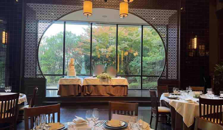 中華的な雰囲気もあるオリエンタルテラス。横の庭園がリゾート風で特徴的だった。