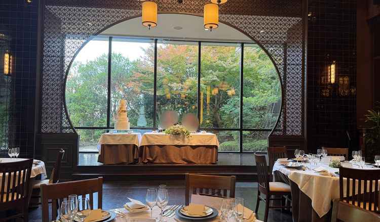 中華的な雰囲気もあるオリエンタルテラス。横の庭園がリゾート風で特徴的だった。